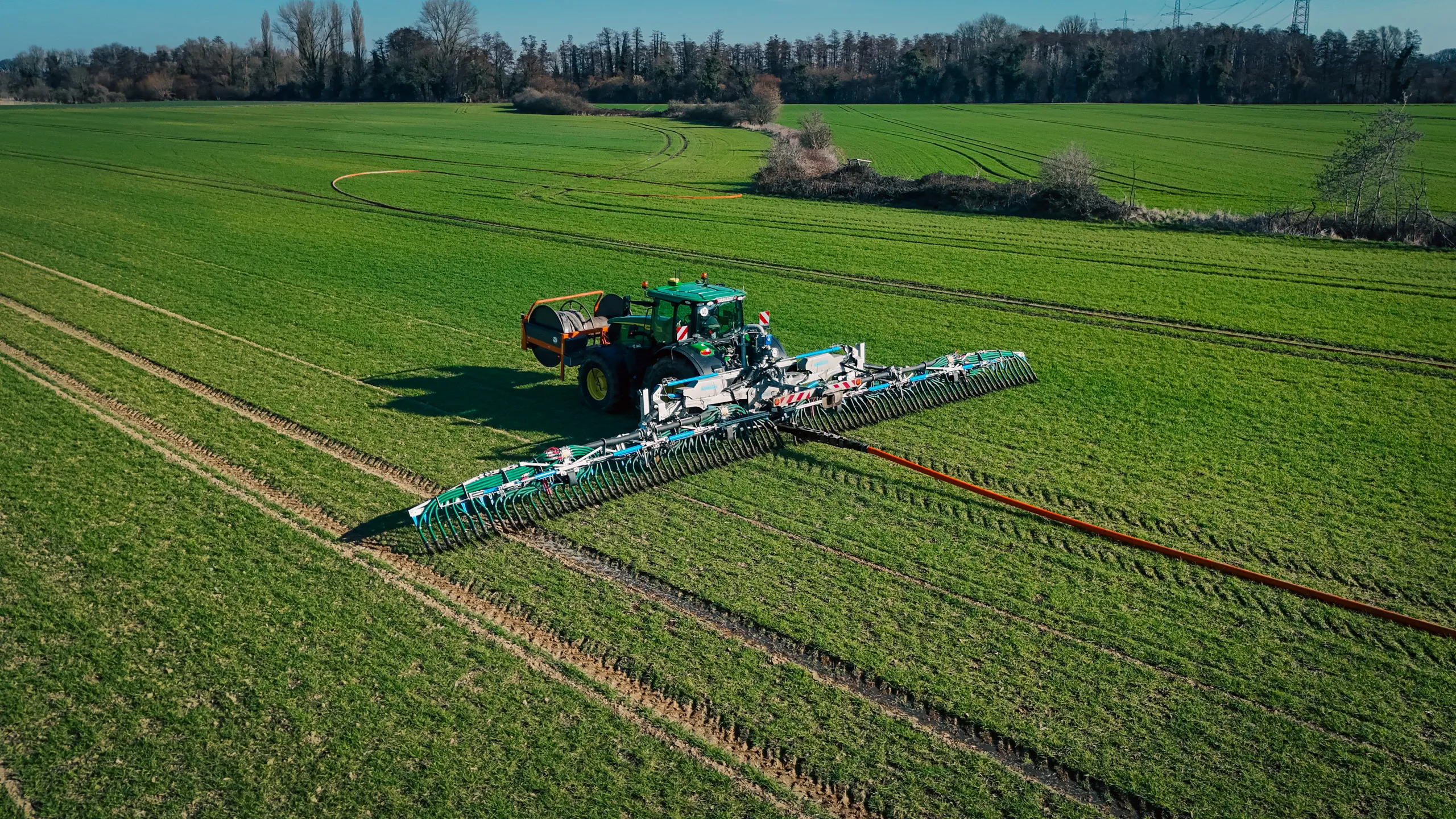 Unsere Verschlauchung mit 18m Bomech Gestänge aus der Vogelperspektive bei der Düngung von Gerste